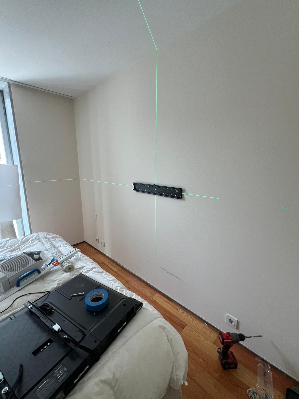 Nivelamento de uma televisão com laser durante a instalação