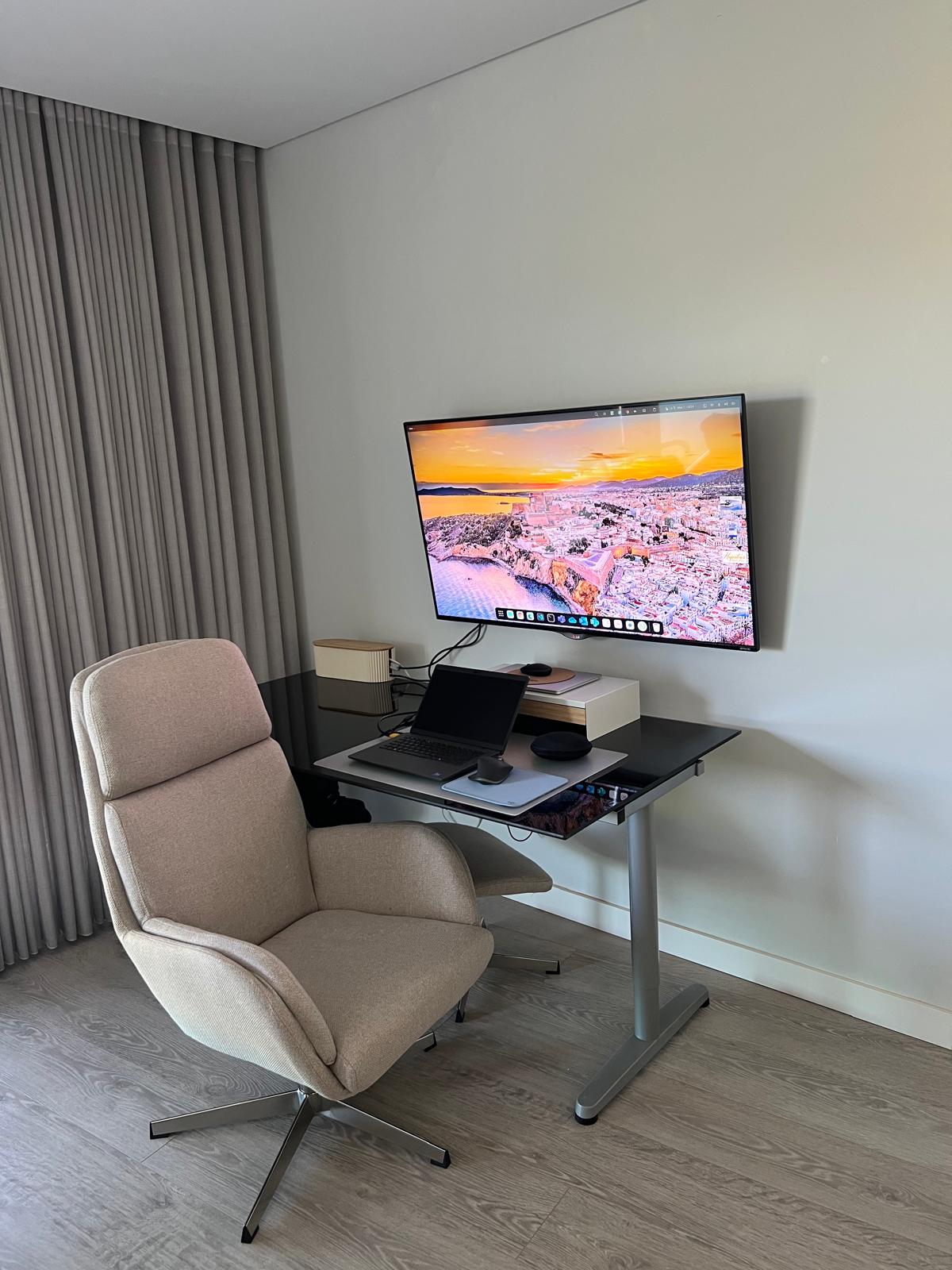 TV instalada acima de uma secretária