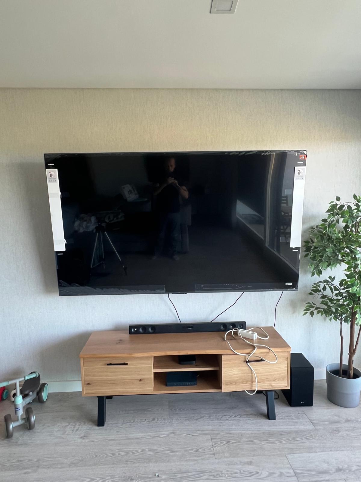 Instalação de televisão de grandes dimensões