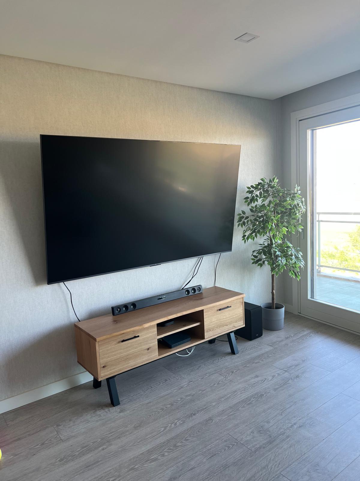 TV e soundbar instaladas numa sala