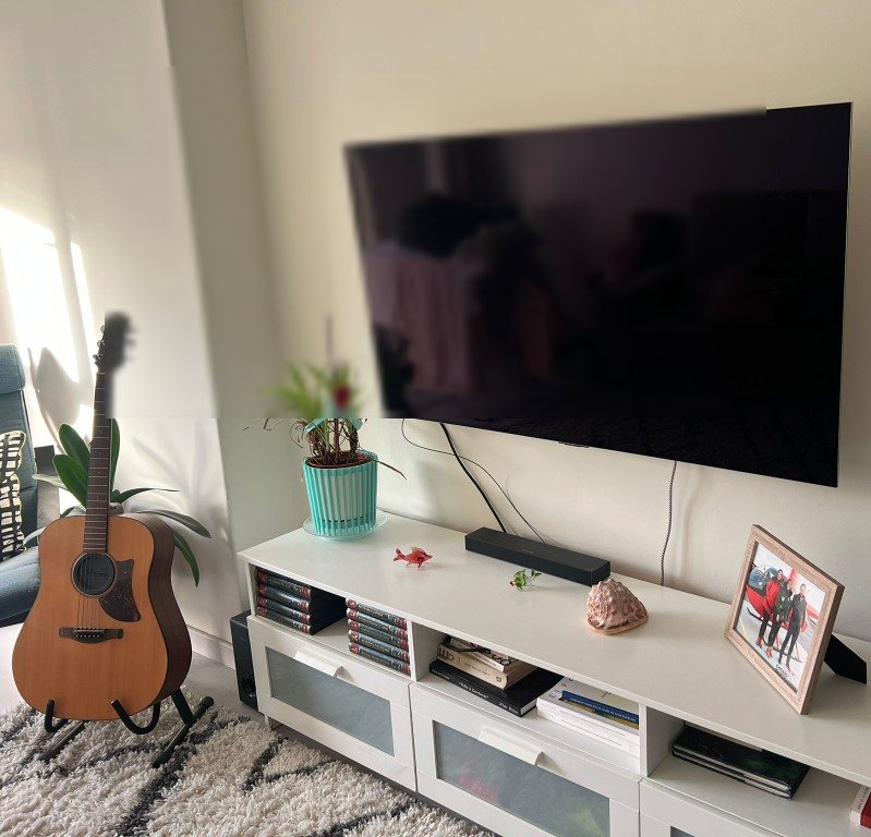 Televisão instalada na parede de uma sala